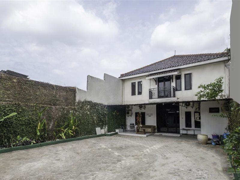Oyo Life 2391 Baladewa Residence Syariah Karawang Exterior photo