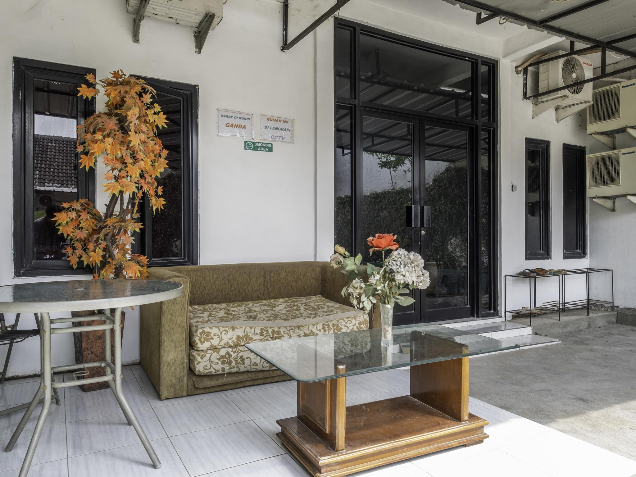 Oyo Life 2391 Baladewa Residence Syariah Karawang Exterior photo