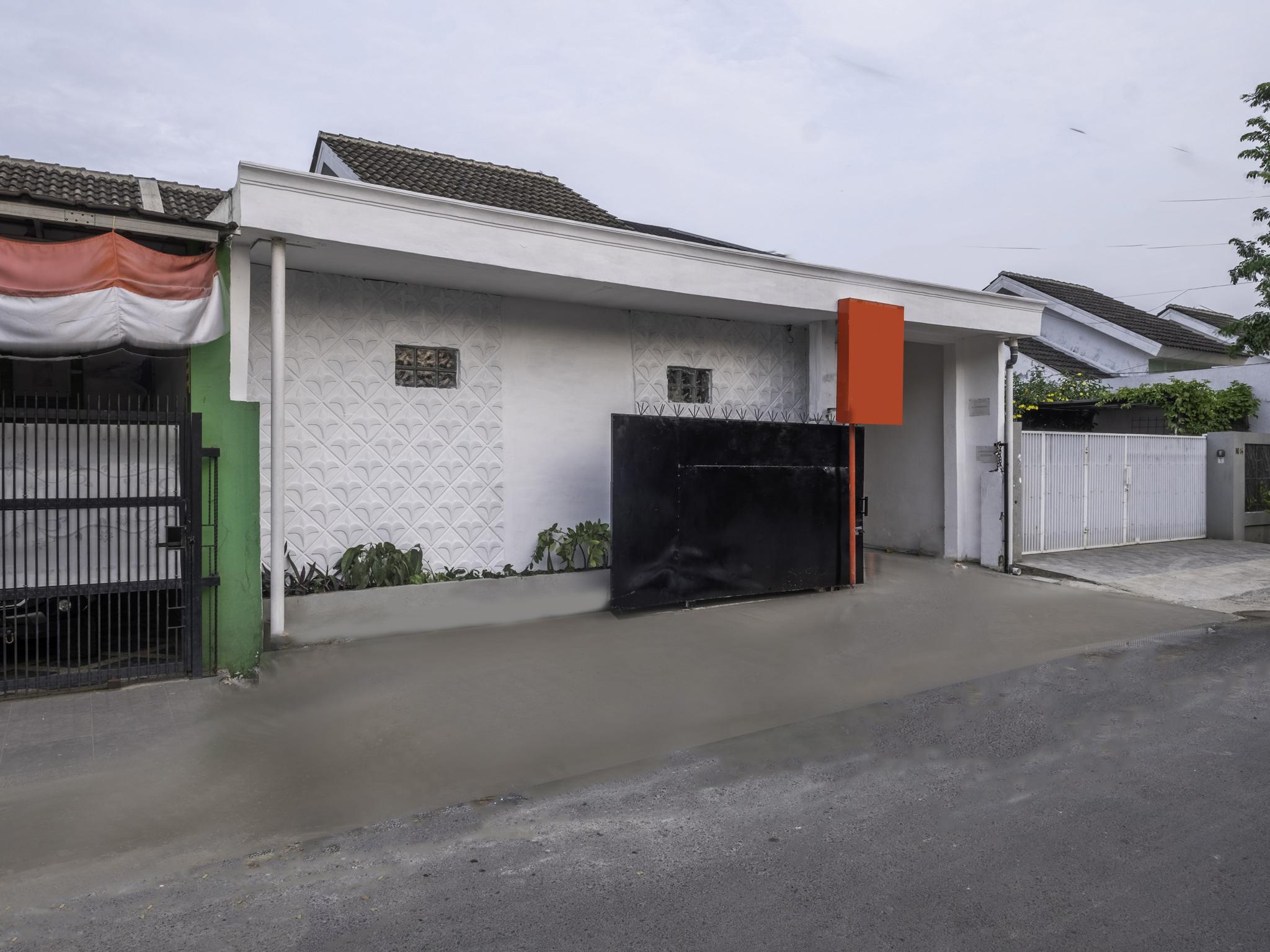 Oyo Life 2391 Baladewa Residence Syariah Karawang Exterior photo