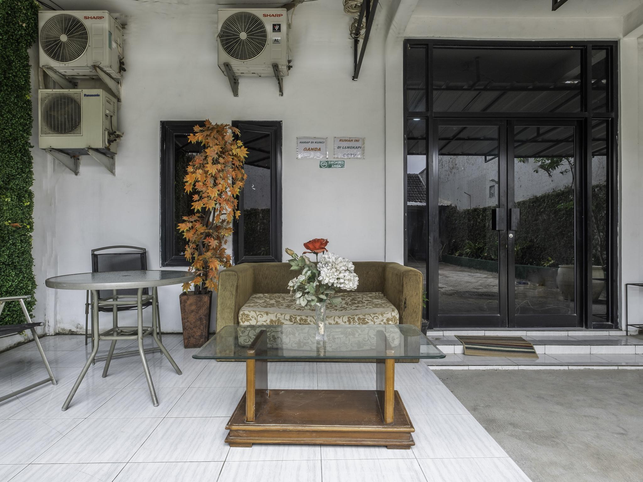 Oyo Life 2391 Baladewa Residence Syariah Karawang Exterior photo