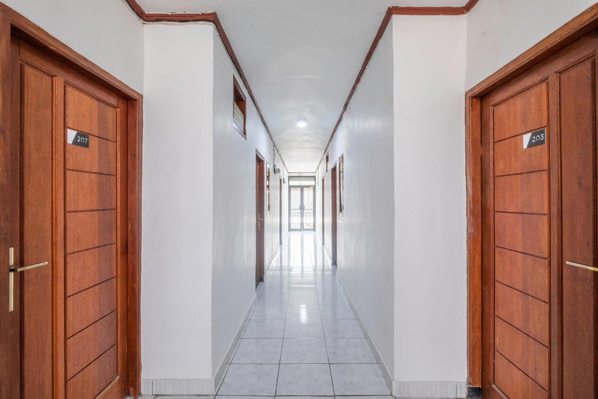 Oyo Life 2391 Baladewa Residence Syariah Karawang Exterior photo