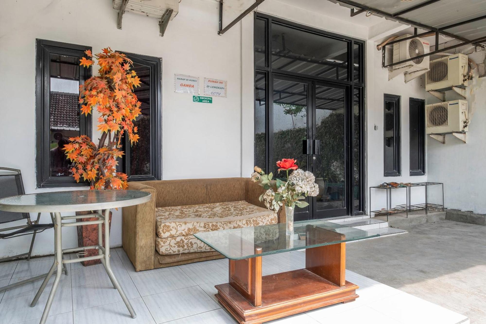 Oyo Life 2391 Baladewa Residence Syariah Karawang Exterior photo