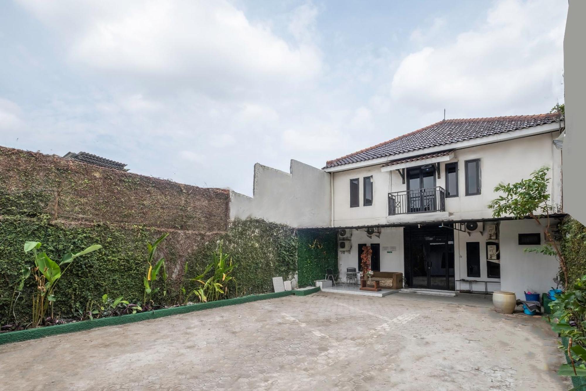Oyo Life 2391 Baladewa Residence Syariah Karawang Exterior photo