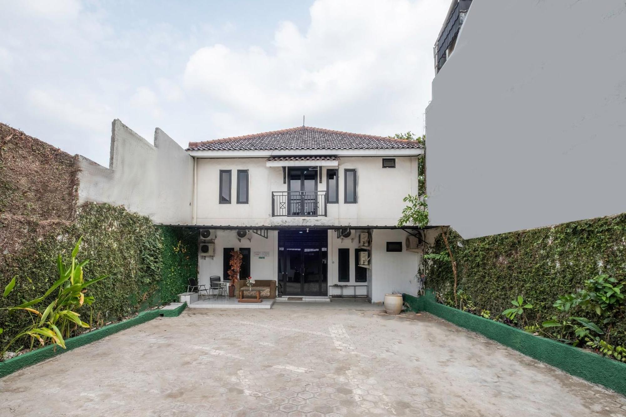Oyo Life 2391 Baladewa Residence Syariah Karawang Exterior photo